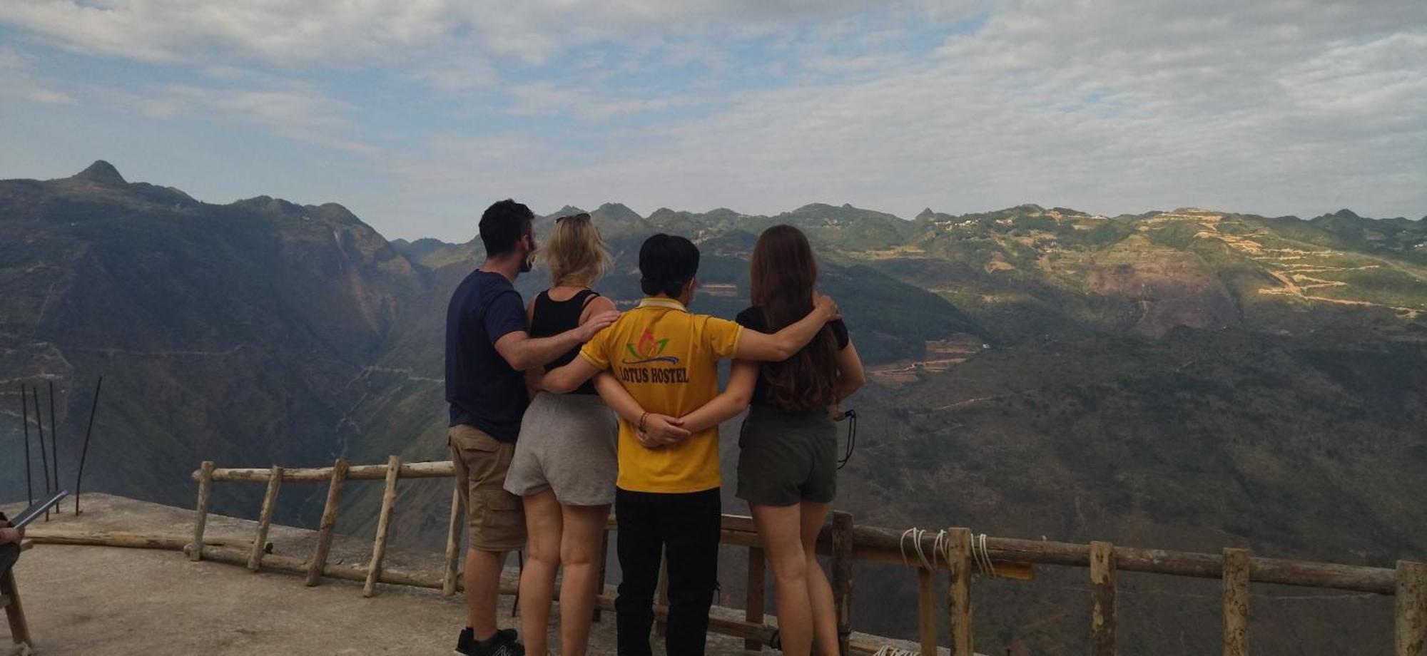 Ha Giang Lotus Hostel Motorbikes Tours Exterior foto
